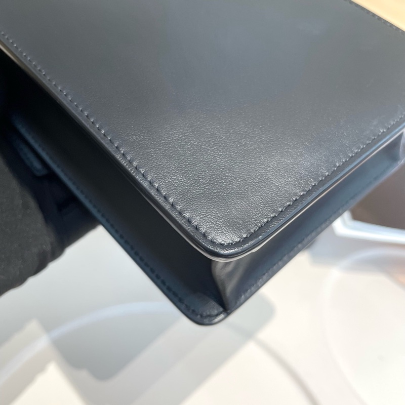 99新巴寶莉Burberry Robin男女同款 TB銀扣全皮手機包 尺寸13*4.5*19cm-9