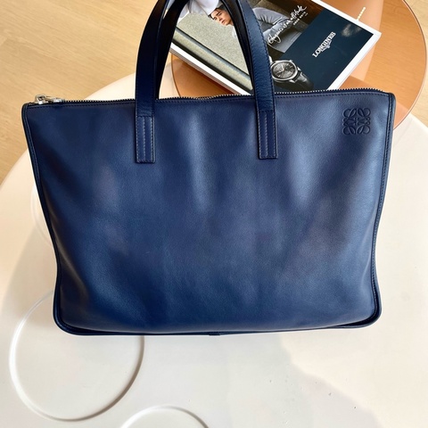 Loewe羅意威 極簡公文電腦包 牛皮材質 尺寸40*30cm。