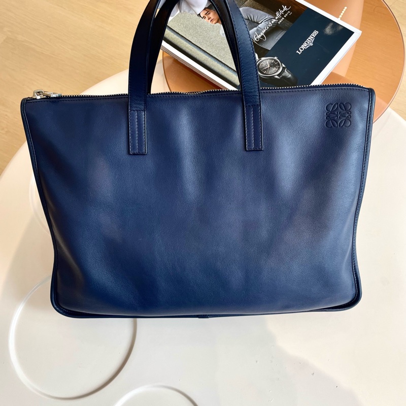 Loewe羅意威 極簡公文電腦包 牛皮材質 尺寸40*30cm。-0