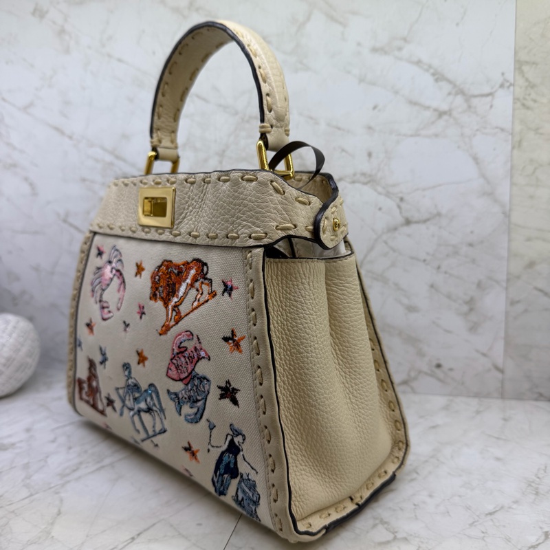 FENDIASTROLOGY PEEKABOO MINI白皮革邊帆布星座刺鏽金釦包-2