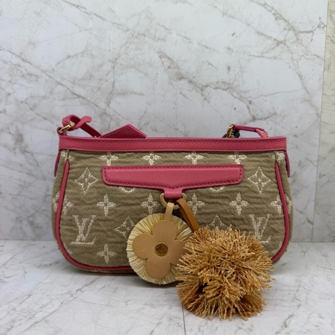 LV藝術家聯名卡其拚粉異材質手提包