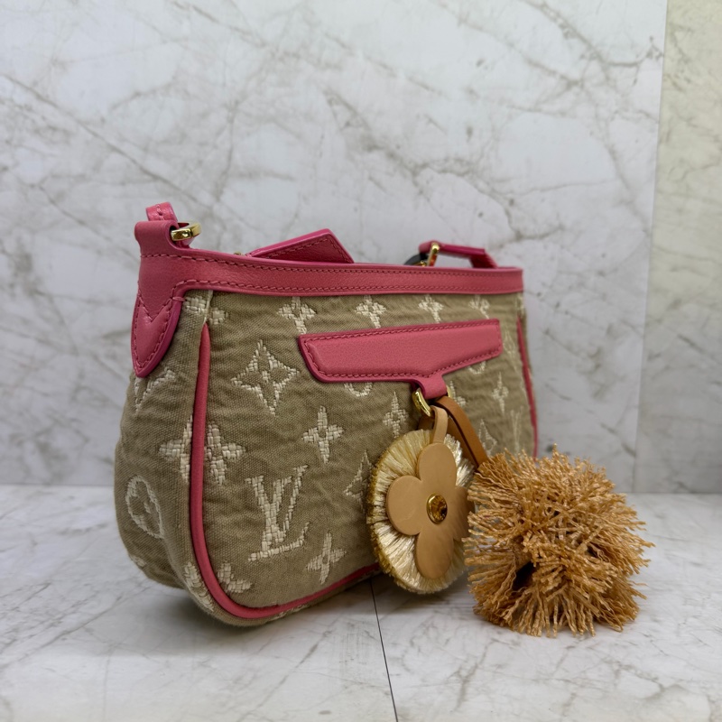 LV藝術家聯名卡其拚粉異材質手提包-1