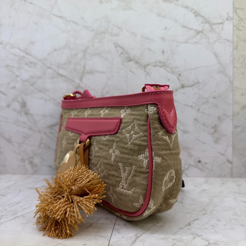 LV藝術家聯名卡其拚粉異材質手提包-2