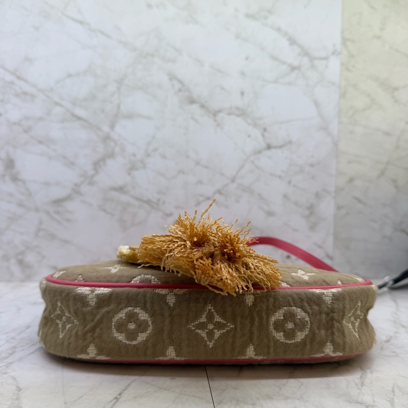 LV藝術家聯名卡其拚粉異材質手提包-4