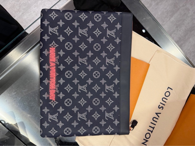 絕跡單品🌟Louis Vuitton 倒LV Logo手拿包｜Classic Trend CT精品｜台北東區實體-1
