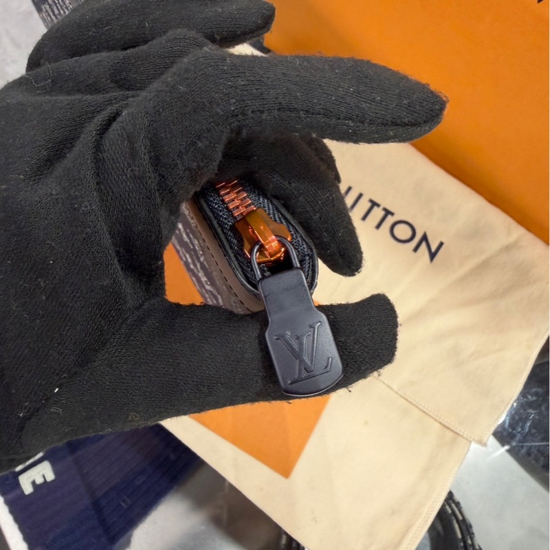 絕跡單品🌟Louis Vuitton 倒LV Logo手拿包｜Classic Trend CT精品｜台北東區實體-4