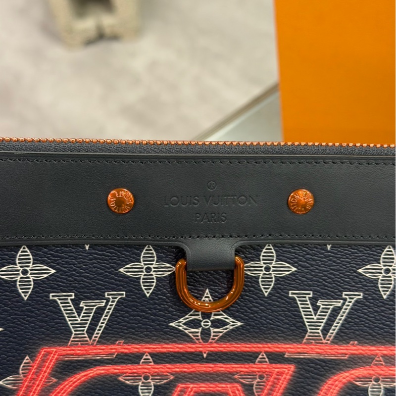 絕跡單品🌟Louis Vuitton 倒LV Logo手拿包｜Classic Trend CT精品｜台北東區實體-7