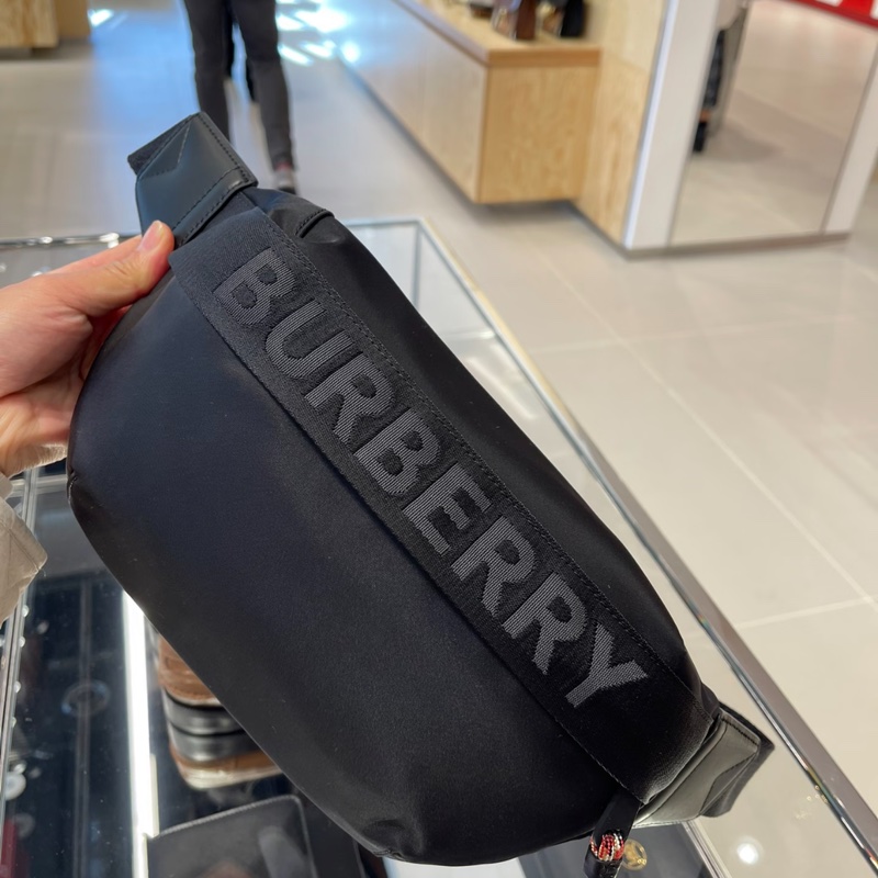 全新吊牌還在 Burberry 男款 男包 腰包-2