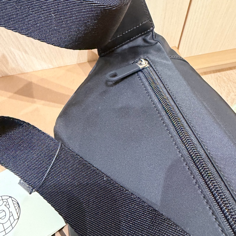 全新吊牌還在 Burberry 男款 男包 腰包-7