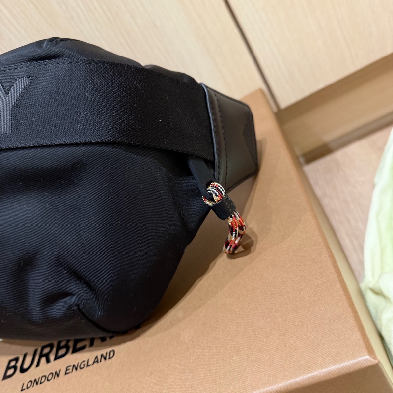全新吊牌還在 Burberry 男款 男包 腰包-9