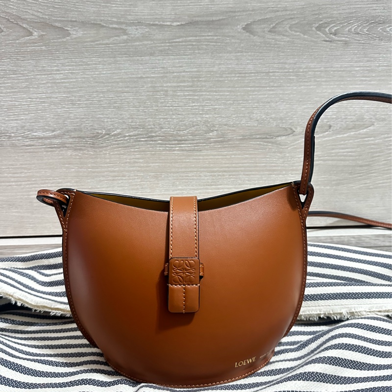LOEWE 焦糖色蛋殼包(水桶包）-0
