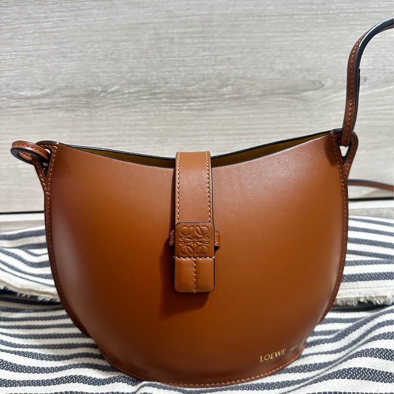 LOEWE 焦糖色蛋殼包(水桶包）-1