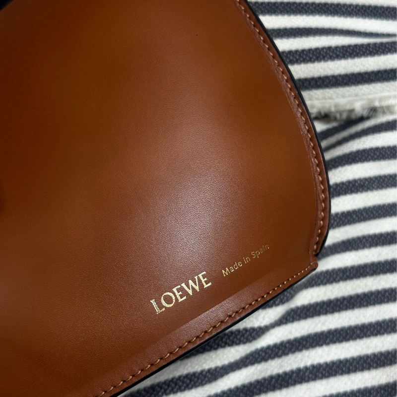 LOEWE 焦糖色蛋殼包(水桶包）-3