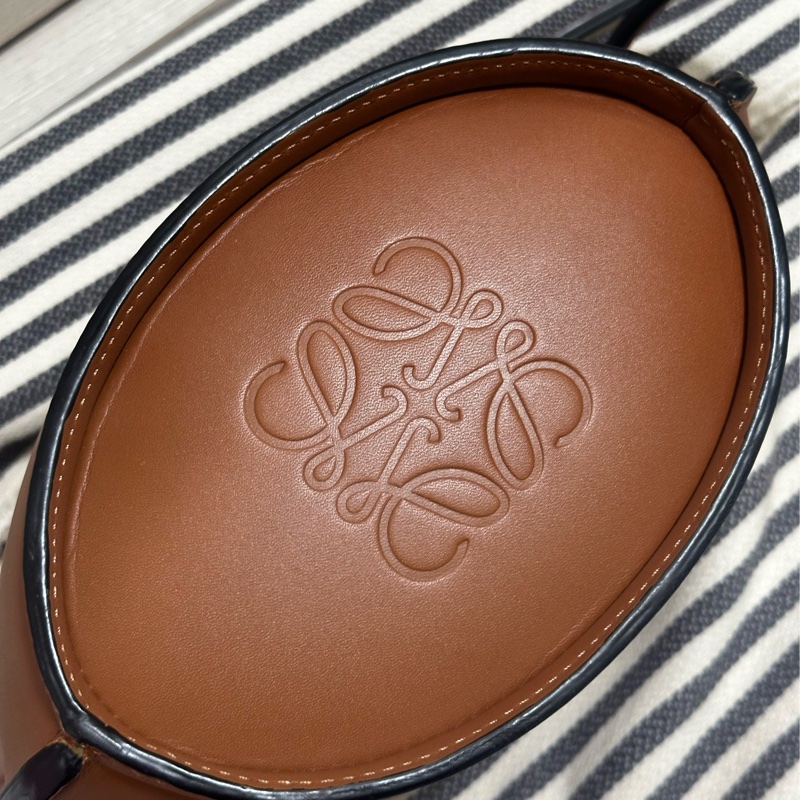 LOEWE 焦糖色蛋殼包(水桶包）-4