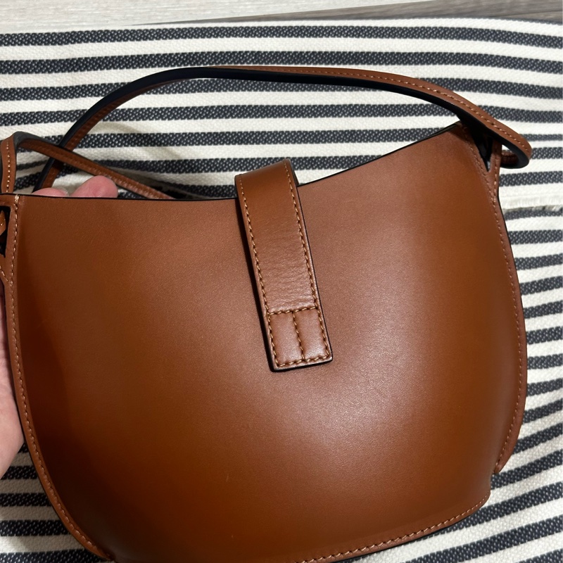 LOEWE 焦糖色蛋殼包(水桶包）-6