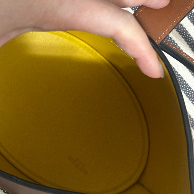 LOEWE 焦糖色蛋殼包(水桶包）-8