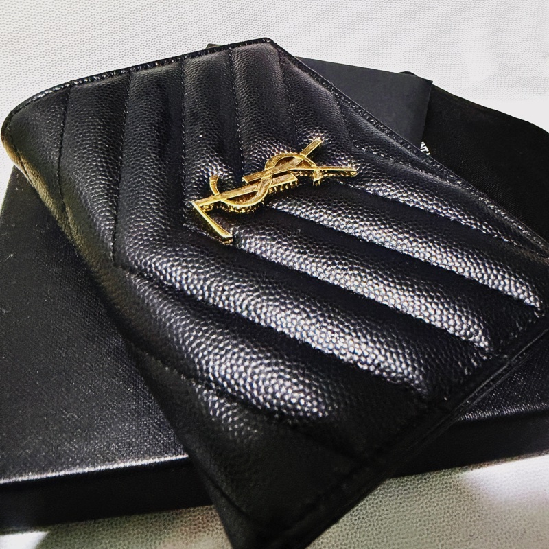 YSL MONOGRAM粒面壓紋皮革拉鏈兩摺錢包-1