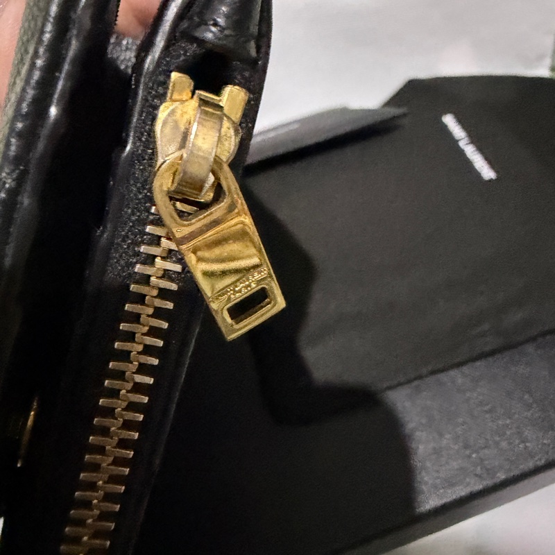 YSL MONOGRAM粒面壓紋皮革拉鏈兩摺錢包-3