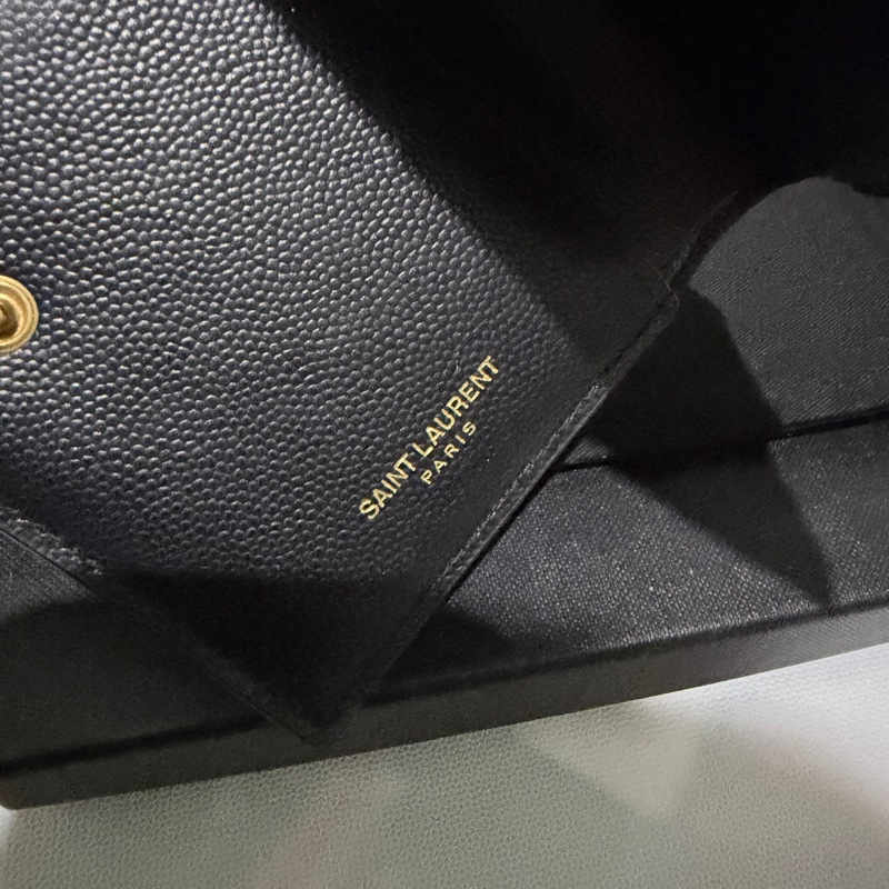 YSL MONOGRAM粒面壓紋皮革拉鏈兩摺錢包-4