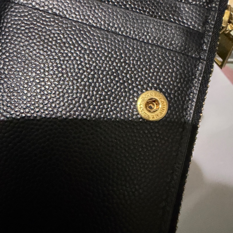 YSL MONOGRAM粒面壓紋皮革拉鏈兩摺錢包-7