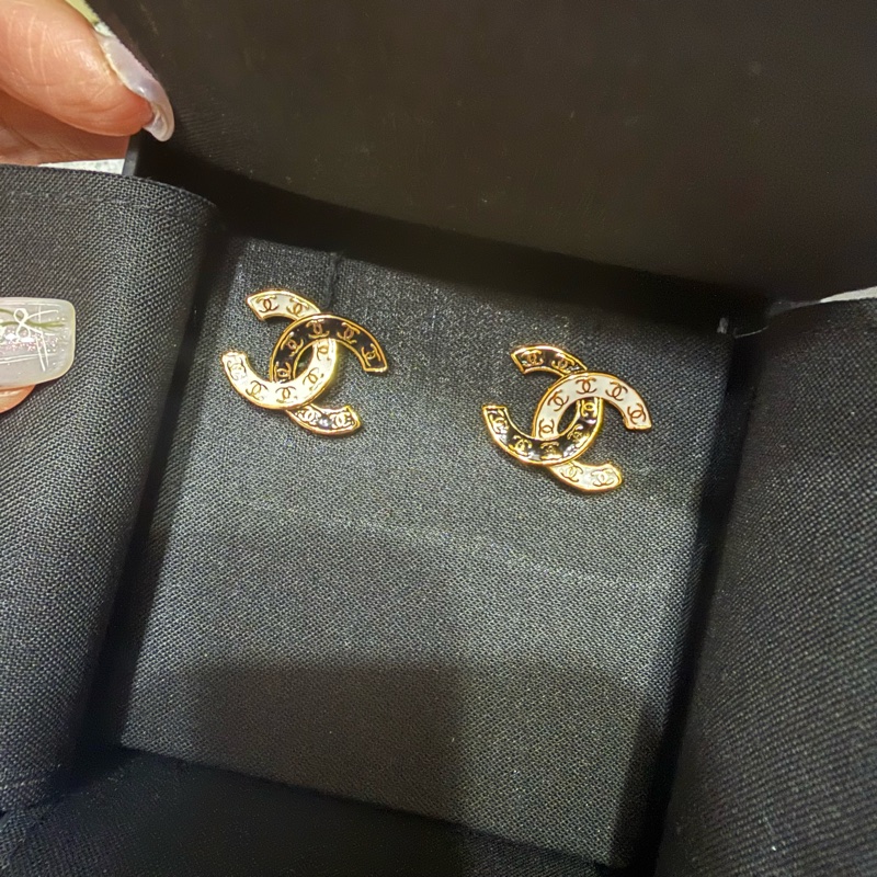 Chanel香奈兒雙C黑白琺瑯耳環-1