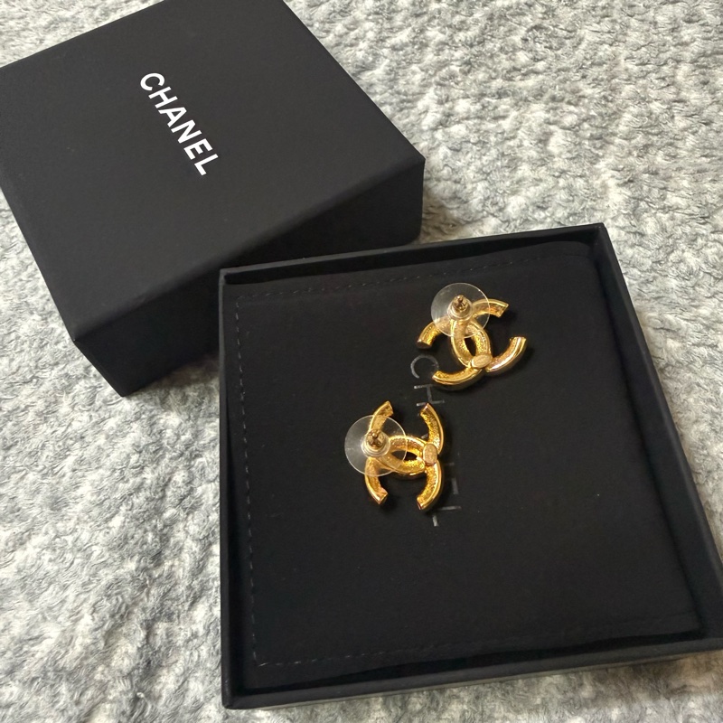 Chanel香奈兒雙C黑白琺瑯耳環-4