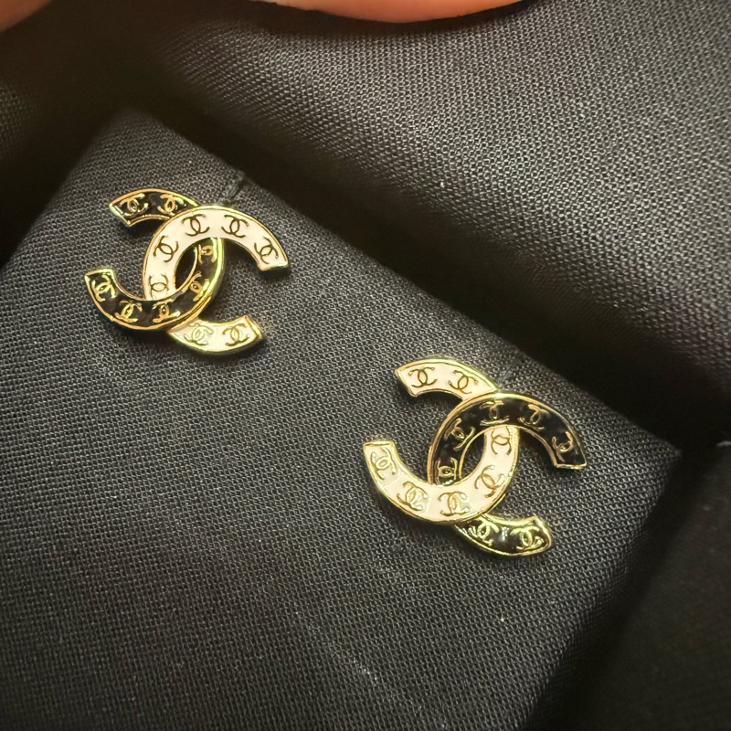 Chanel香奈兒雙C黑白琺瑯耳環-6