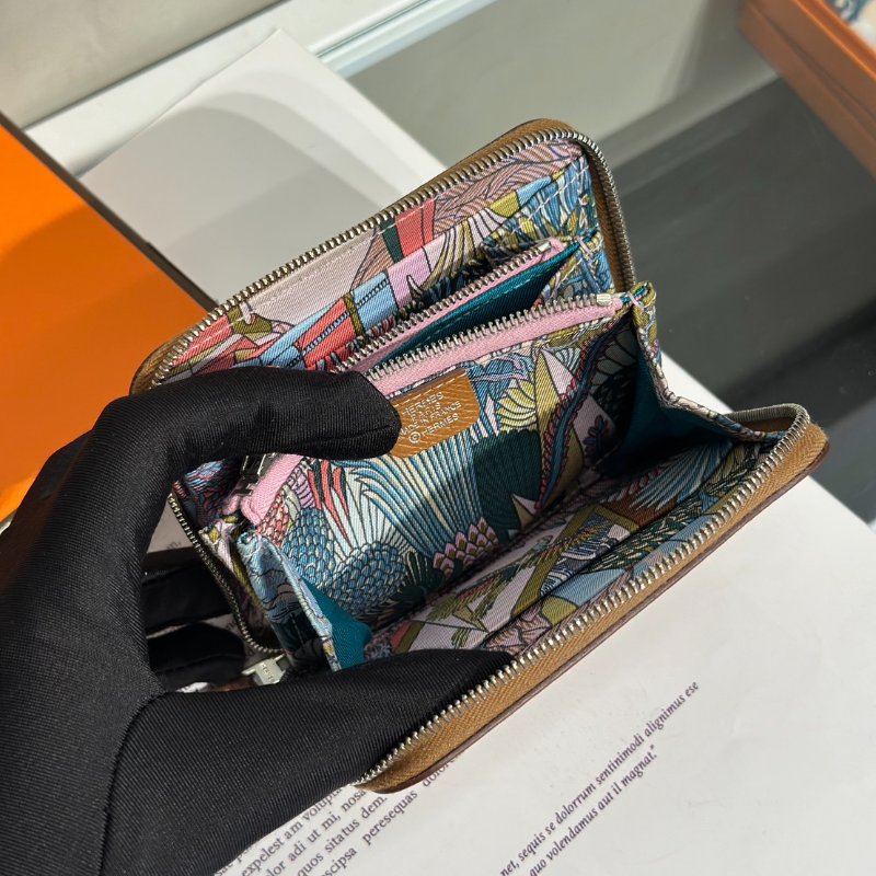 HERMES Silk'in 絲巾拉鍊短夾 - 金棕 / 動物之城 D-4