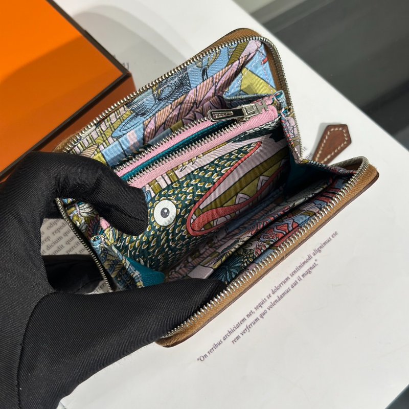 HERMES Silk'in 絲巾拉鍊短夾 - 金棕 / 動物之城 D-5