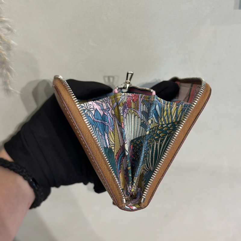 HERMES Silk'in 絲巾拉鍊短夾 - 金棕 / 動物之城 D-6