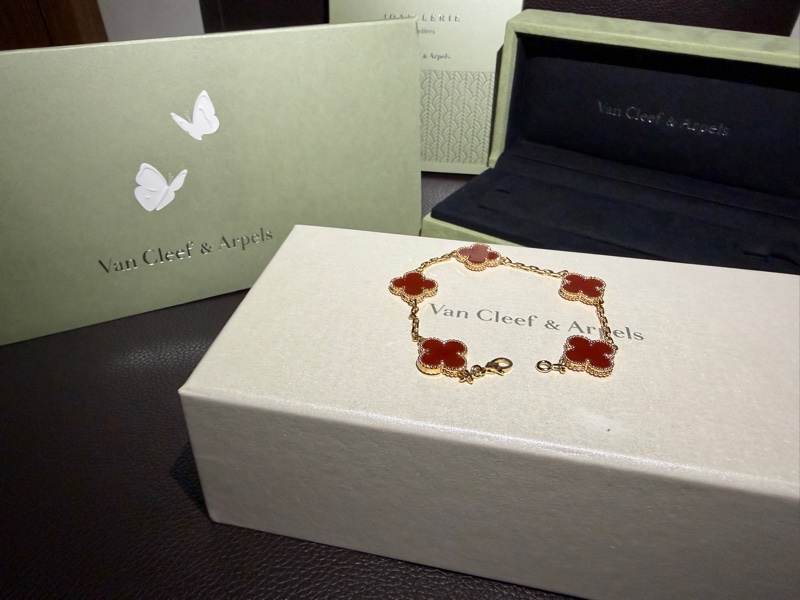 Van Cleef &Arpels 紅玉隨五花手鏈-1