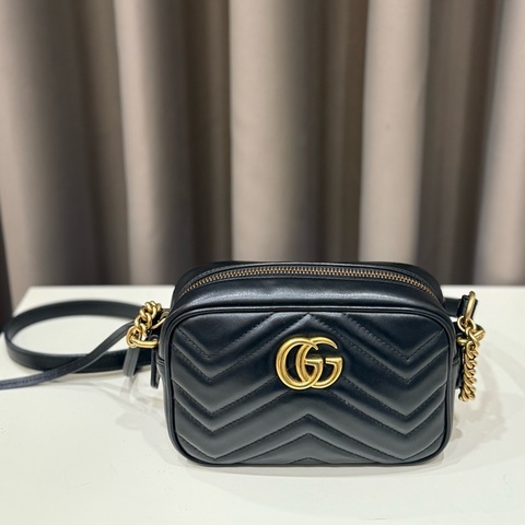 （超級甜價美包✨）Gucci 古馳GG Marmont Mini皮革山形紋相機包