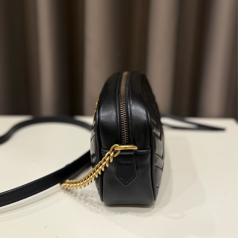 （超級甜價美包✨）Gucci 古馳GG Marmont Mini皮革山形紋相機包-2