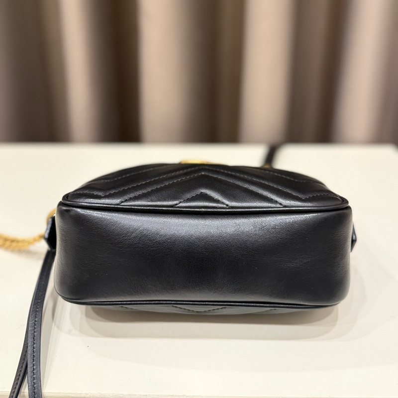 （超級甜價美包✨）Gucci 古馳GG Marmont Mini皮革山形紋相機包-4