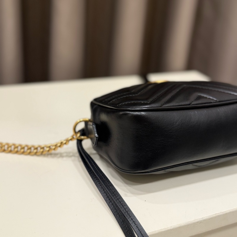 （超級甜價美包✨）Gucci 古馳GG Marmont Mini皮革山形紋相機包-5