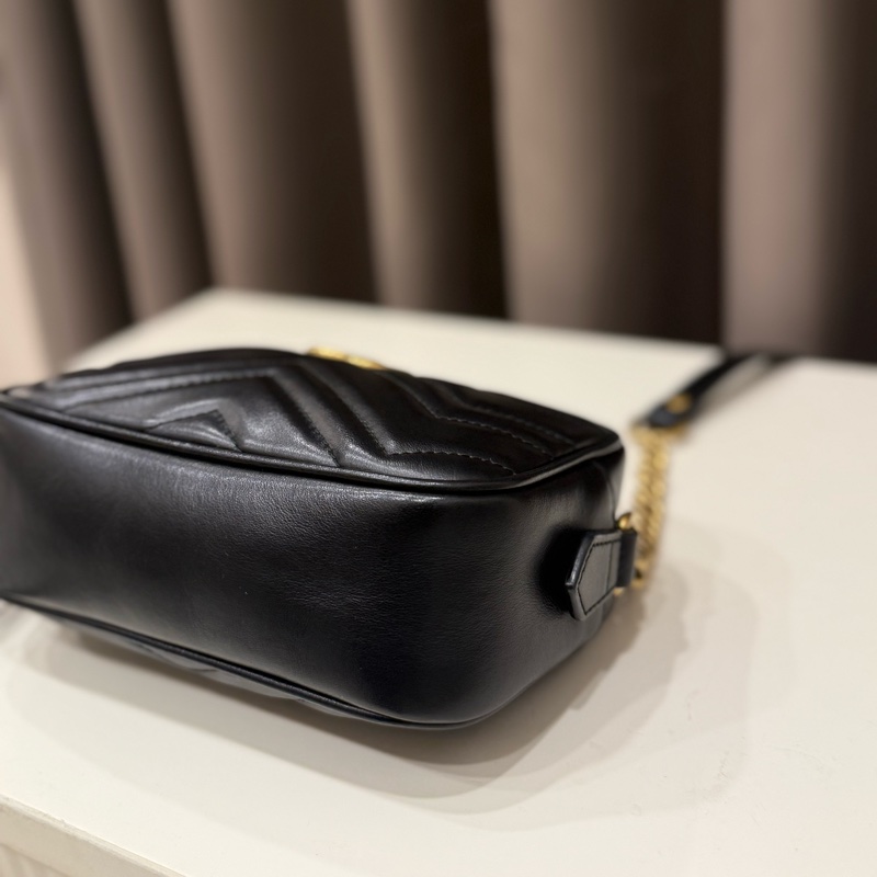 （超級甜價美包✨）Gucci 古馳GG Marmont Mini皮革山形紋相機包-6