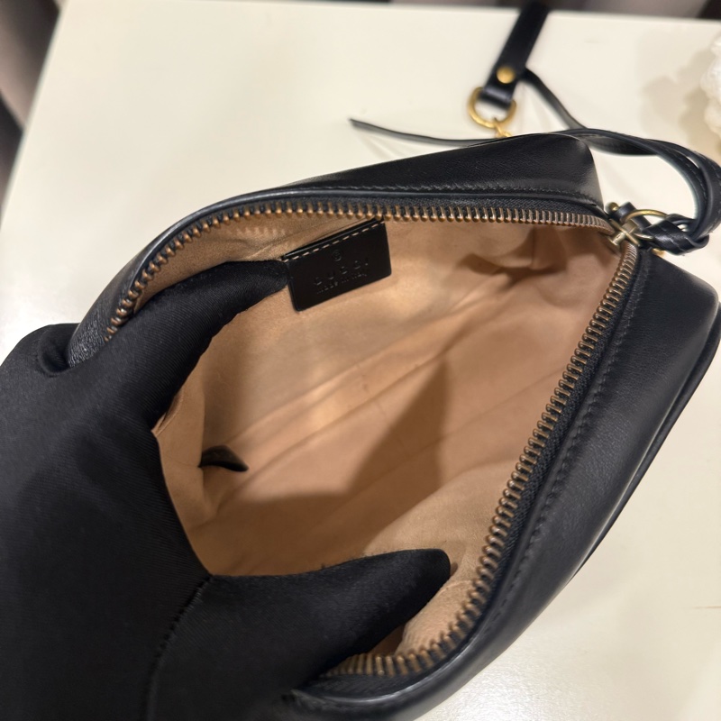 （超級甜價美包✨）Gucci 古馳GG Marmont Mini皮革山形紋相機包-7