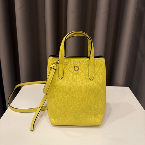 Salvatore Ferragamo Gancini 馬蹄飾錘紋小牛皮手提/斜背包(黃色）