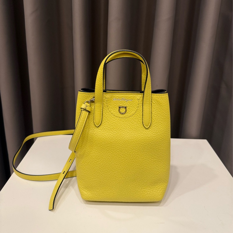 Salvatore Ferragamo Gancini 馬蹄飾錘紋小牛皮手提/斜背包(黃色）-0