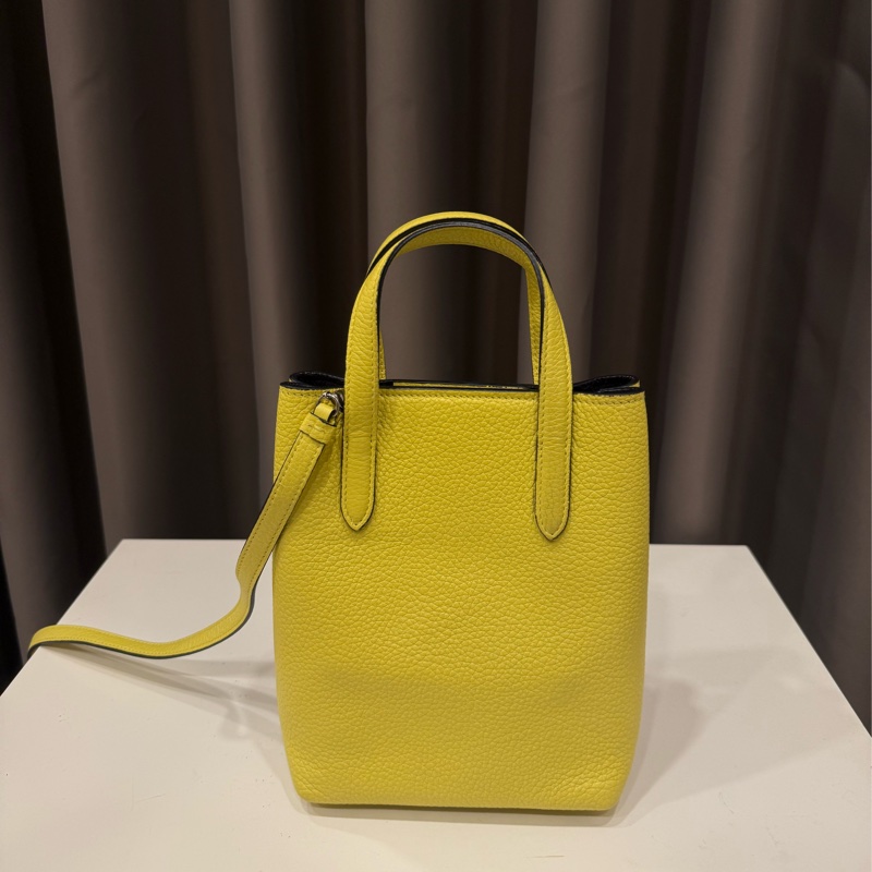 Salvatore Ferragamo Gancini 馬蹄飾錘紋小牛皮手提/斜背包(黃色）-1