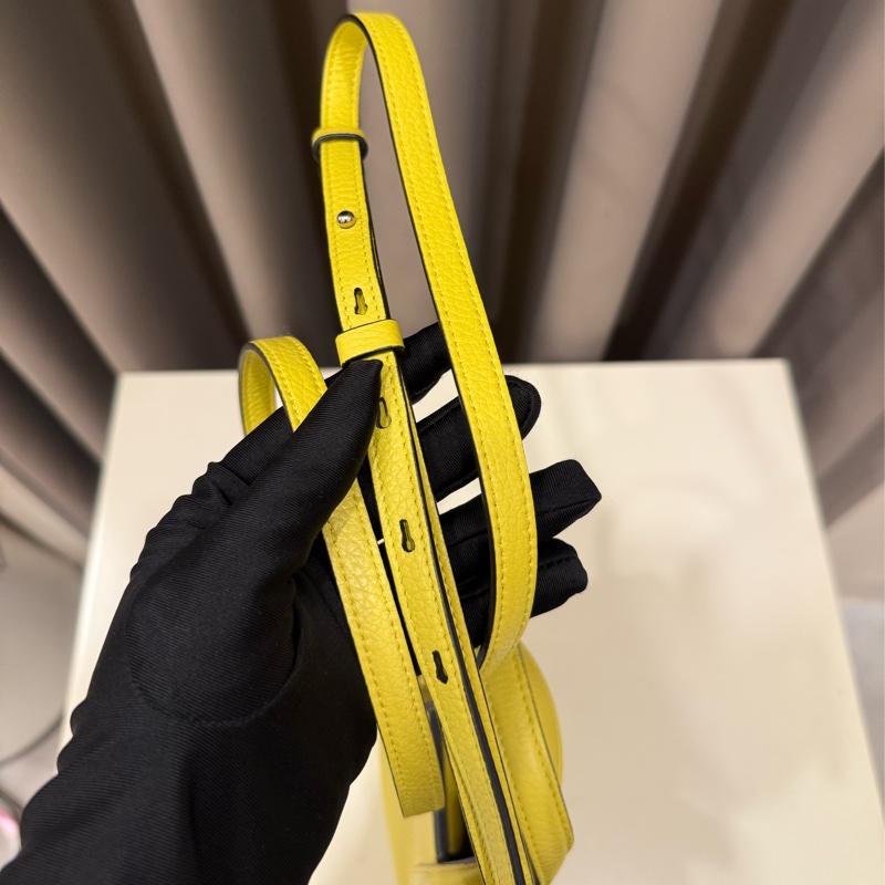 Salvatore Ferragamo Gancini 馬蹄飾錘紋小牛皮手提/斜背包(黃色）-5