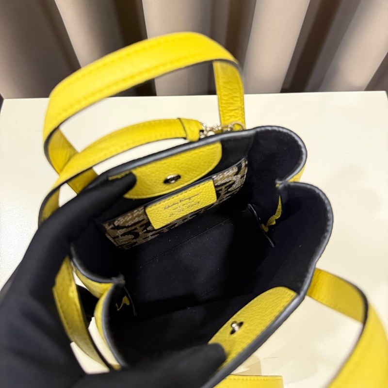 Salvatore Ferragamo Gancini 馬蹄飾錘紋小牛皮手提/斜背包(黃色）-6