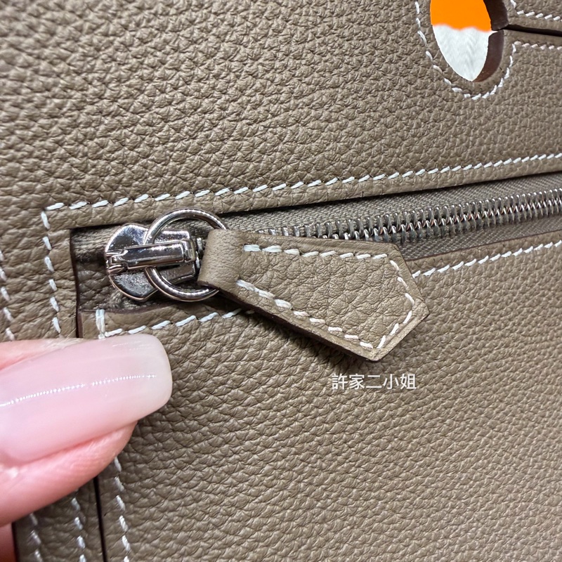 Hermes 罕見品 99新閒置 大象灰Birkin25後加掛小袋-3