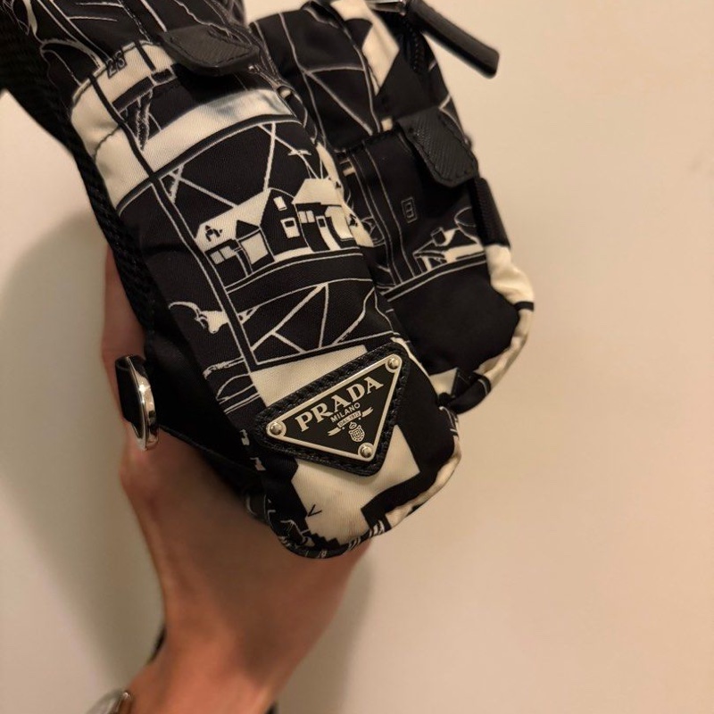 PRADA  2VZ013 限量 黑白尼龍 漫畫 單肩包-3