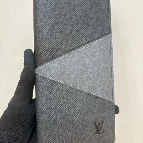 Lv 全皮幾何拼色對開長夾