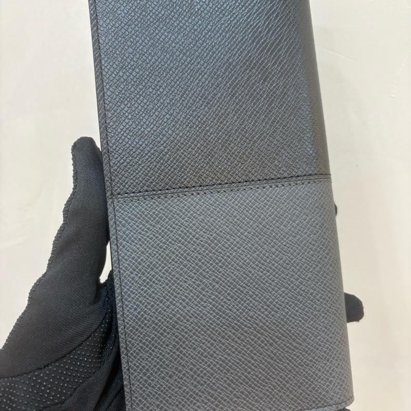 Lv 全皮幾何拼色對開長夾-1