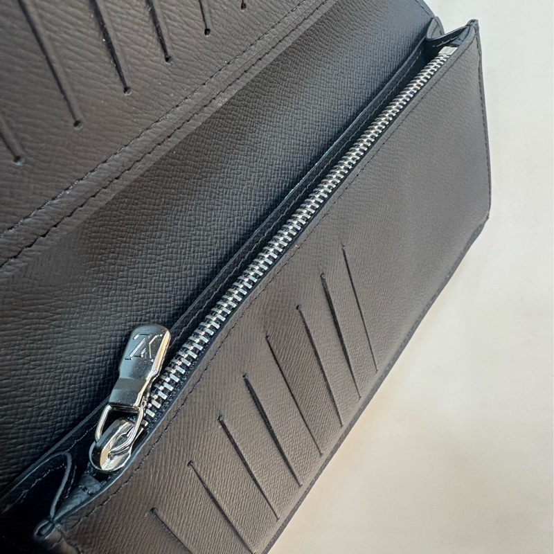 Lv 全皮幾何拼色對開長夾-5