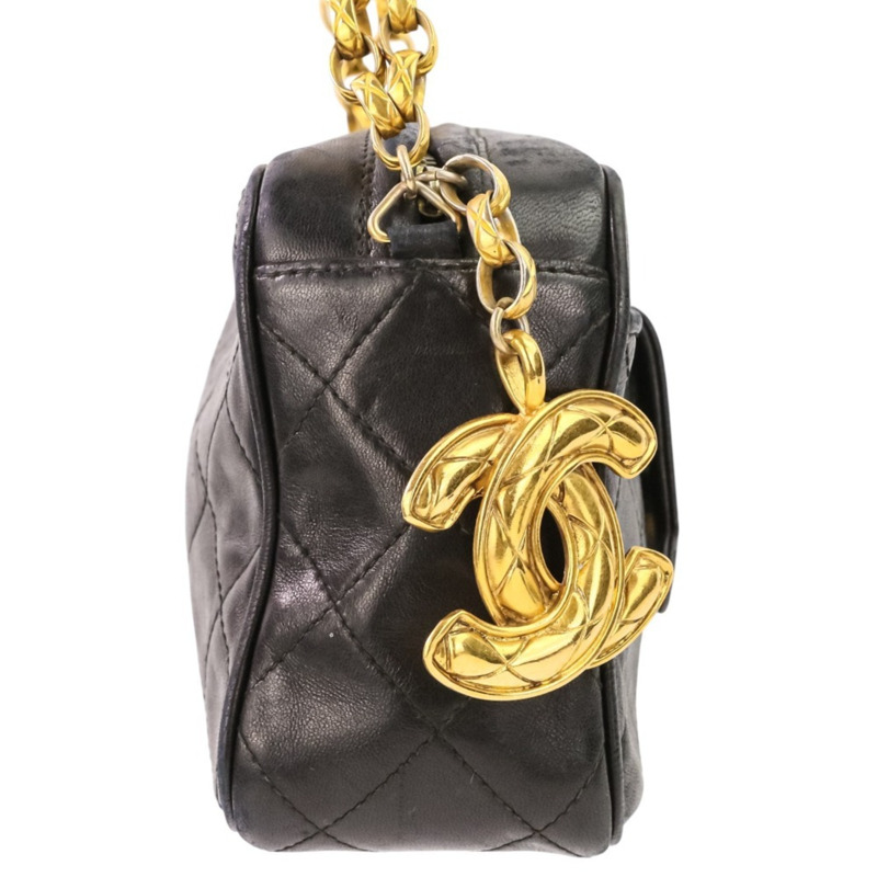 香奈兒 (CHANEL) 絎縫鏈條單肩包，飾有 Coco 標誌吊飾，相機包，黑色，女士-4