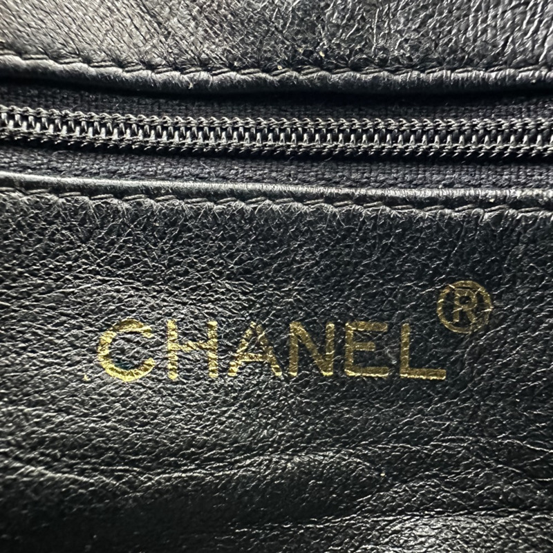 香奈兒 (CHANEL) 絎縫鏈條單肩包，飾有 Coco 標誌吊飾，相機包，黑色，女士-10