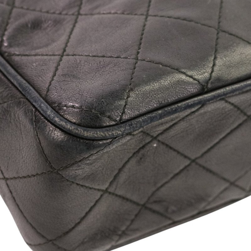 香奈兒 (CHANEL) 絎縫鏈條單肩包，飾有 Coco 標誌吊飾，相機包，黑色，女士-12